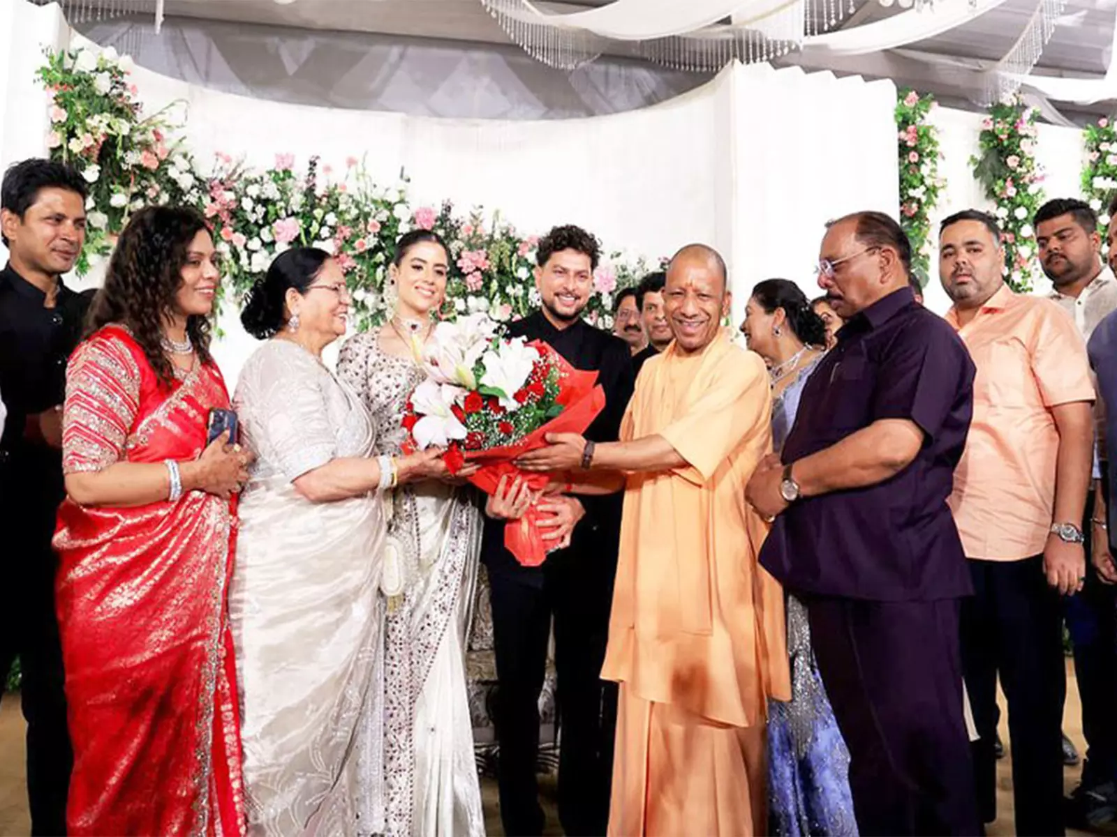 UP के CM योगी आदित्यनाथ लखनऊ में कुलदीप यादव के वेडिंग रिसेप्शन में हुए शामिल